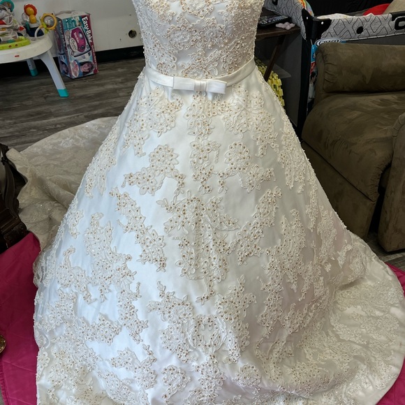 Private Collections Size 8 wedding dresses - Picture 2 of 6